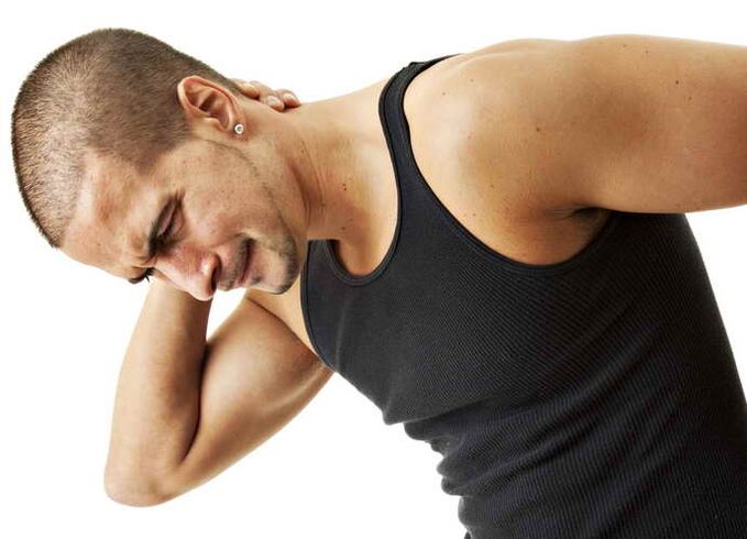En algunos casos, el dolor causado por la osteocondrosis del tórax puede extenderse al cuello.