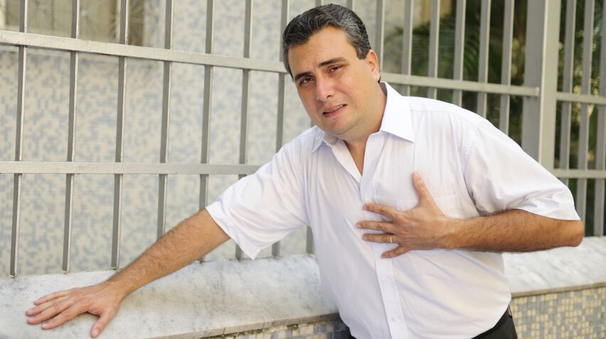 La osteocondrosis del tórax suele presentarse con una sensación dolorosa en la zona del corazón.