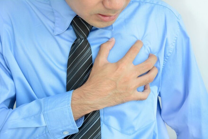 La taquicardia es uno de los síntomas de la osteocondrosis torácica.
